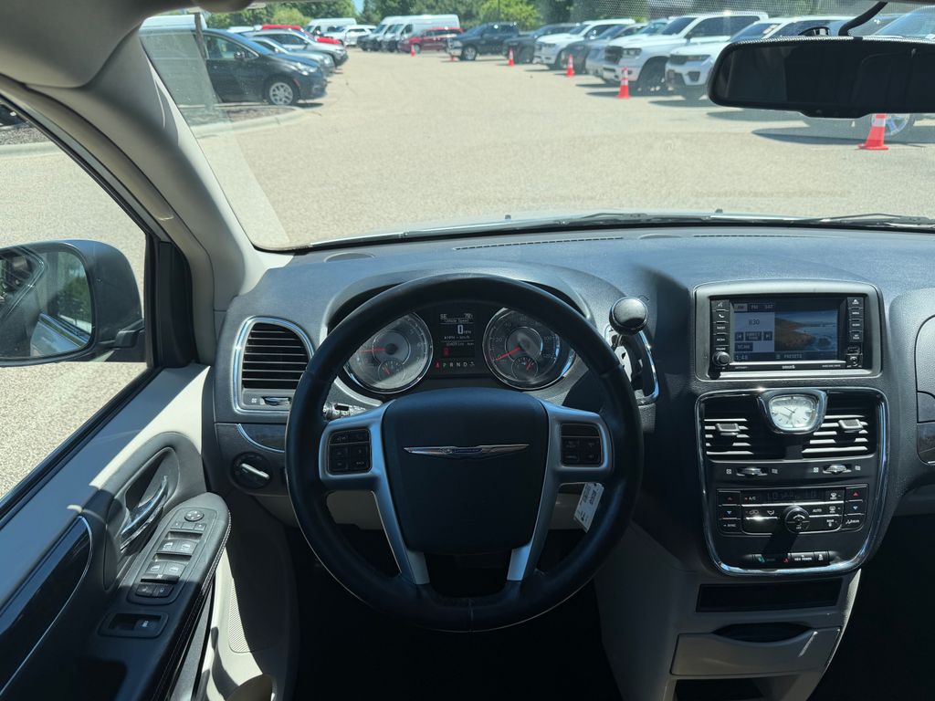 Thumbnail: 2012 Chrysler Town & Country - 8