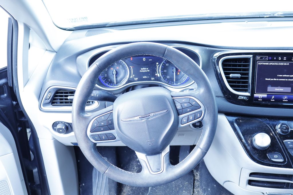 Thumbnail: 2022 Chrysler Pacifica - 8