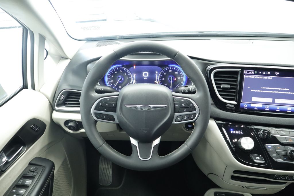 Thumbnail: 2023 Chrysler Pacifica - 8