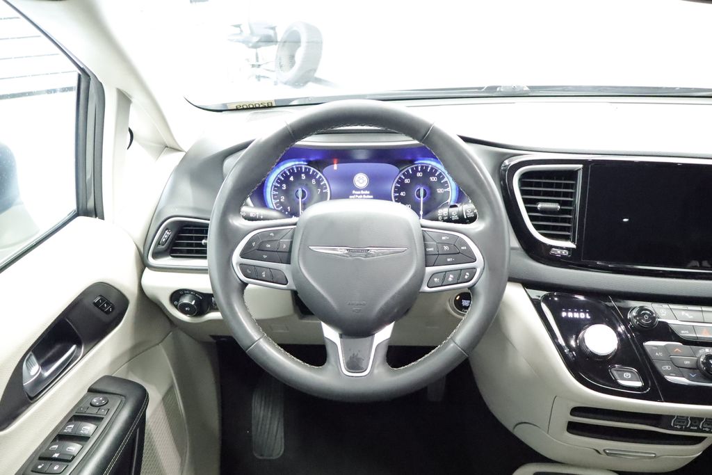 Thumbnail: 2023 Chrysler Pacifica - 8
