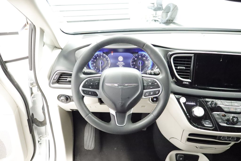 Thumbnail: 2023 Chrysler Pacifica - 11