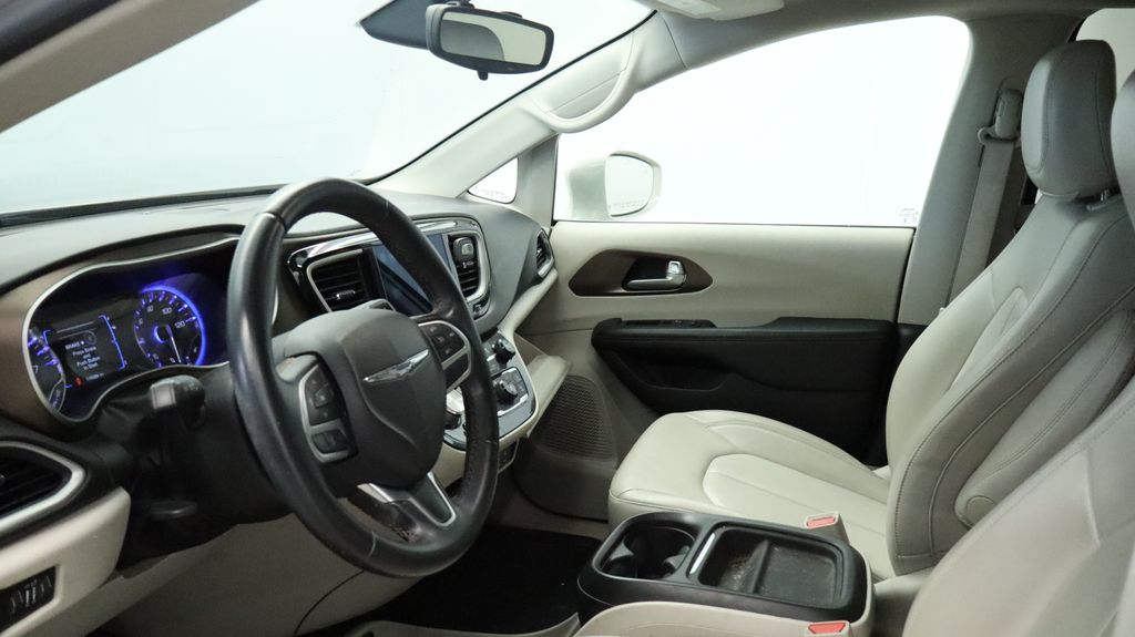 Thumbnail: 2017 Chrysler Pacifica - 13