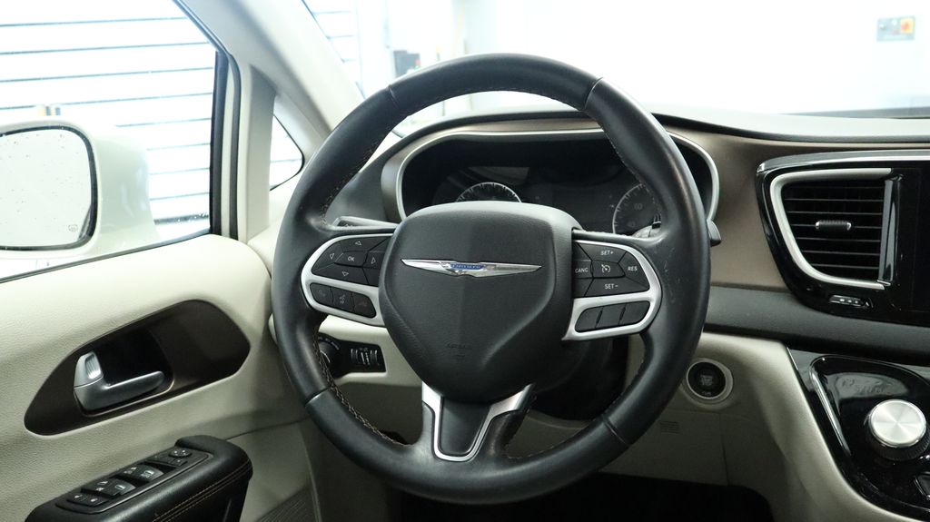 Thumbnail: 2017 Chrysler Pacifica - 9