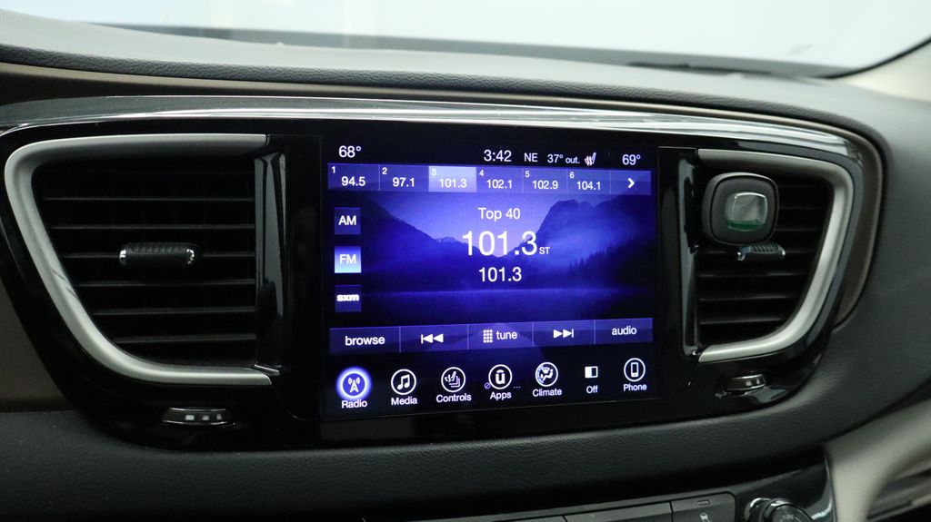 Thumbnail: 2017 Chrysler Pacifica - 33