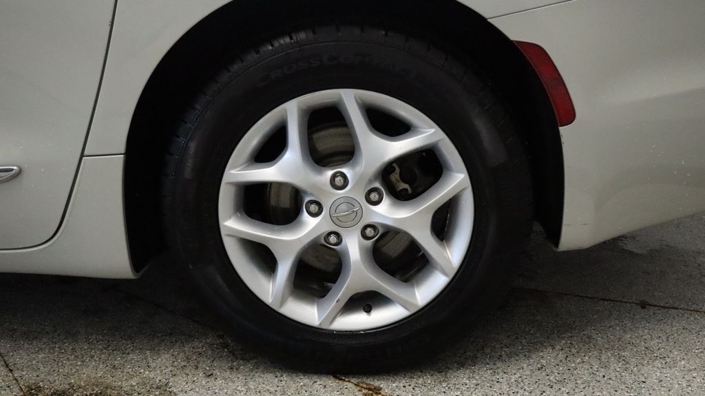 Thumbnail: 2017 Chrysler Pacifica - 8