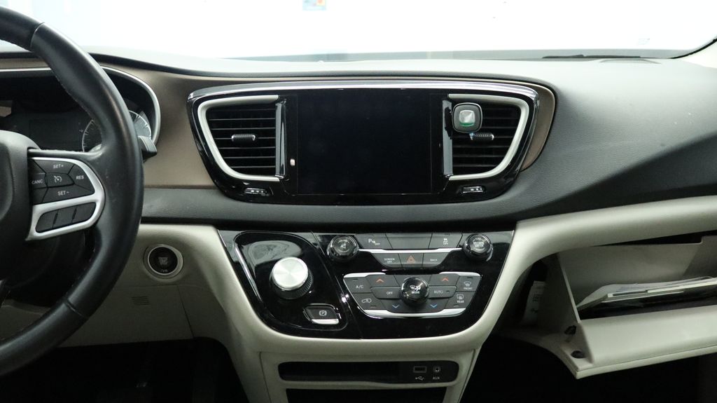 Thumbnail: 2017 Chrysler Pacifica - 15