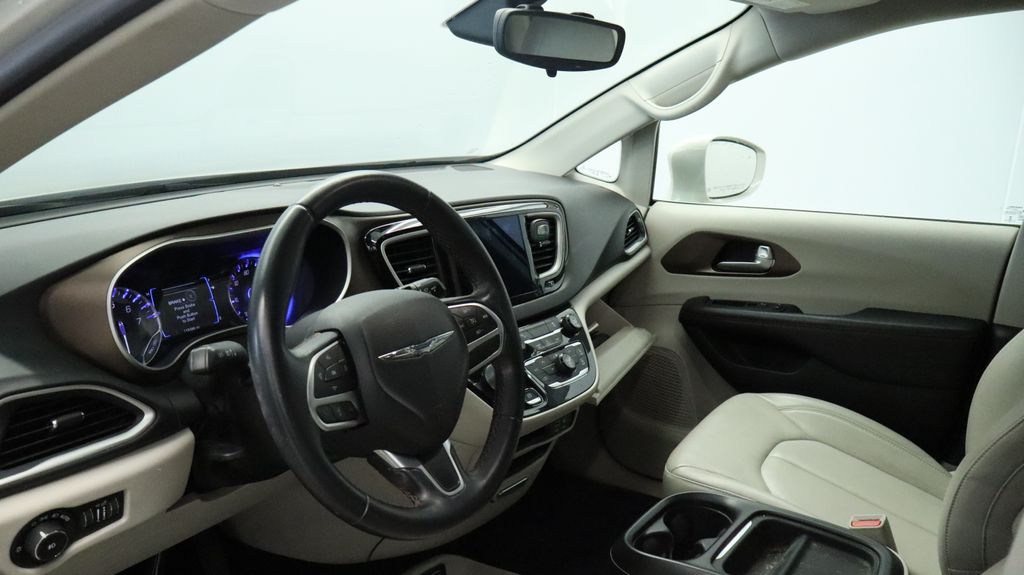 Thumbnail: 2017 Chrysler Pacifica - 14