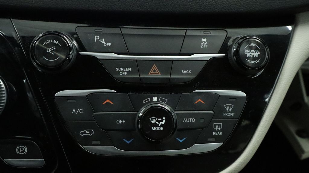 Thumbnail: 2017 Chrysler Pacifica - 32