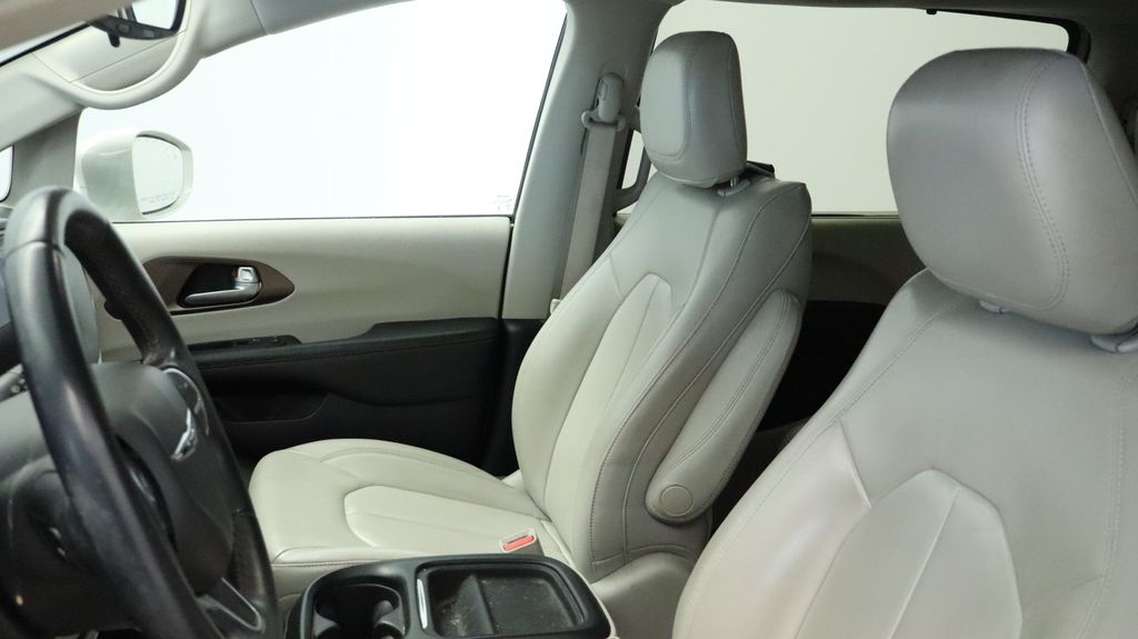 Thumbnail: 2017 Chrysler Pacifica - 27