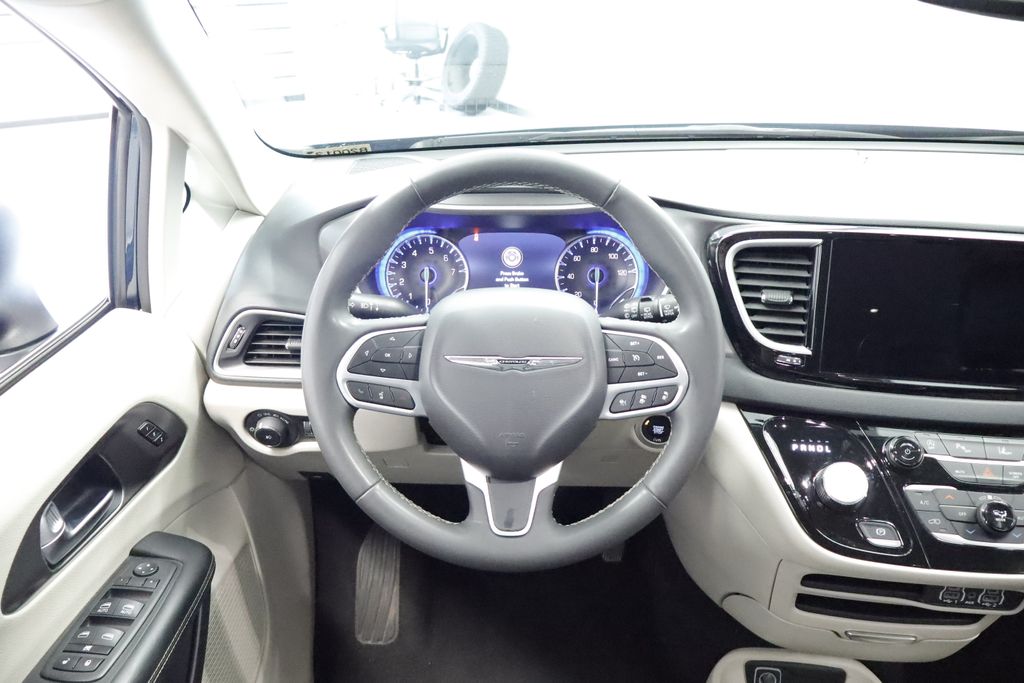Thumbnail: 2023 Chrysler Pacifica - 8