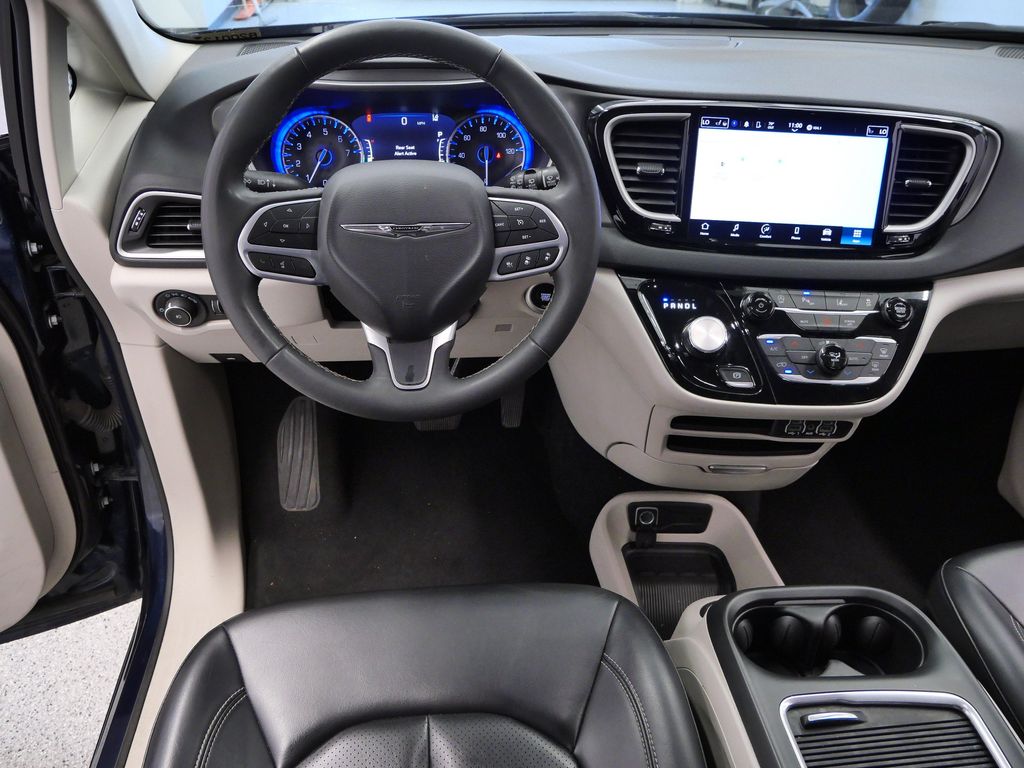Thumbnail: 2023 Chrysler Pacifica - 8