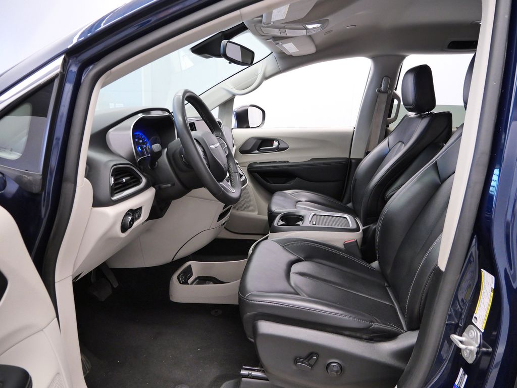 Thumbnail: 2023 Chrysler Pacifica - 9