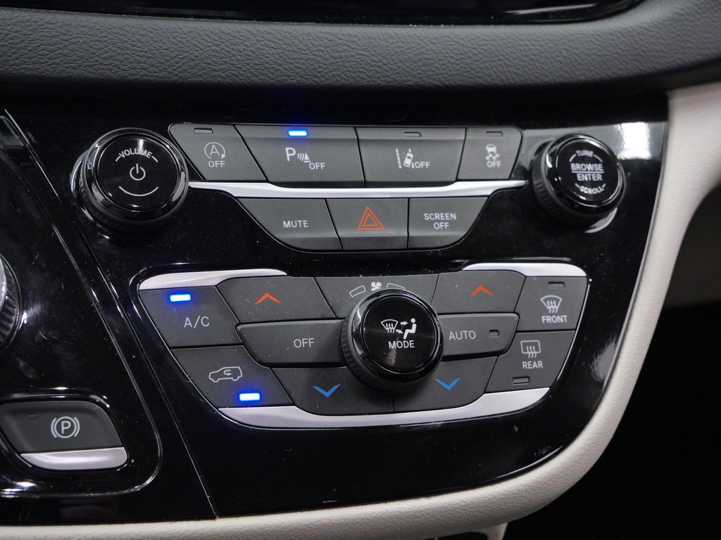 Thumbnail: 2023 Chrysler Pacifica - 24