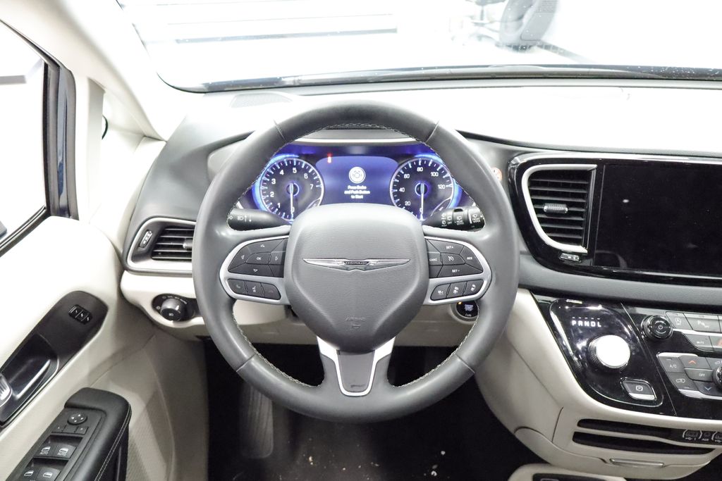 Thumbnail: 2023 Chrysler Pacifica - 8