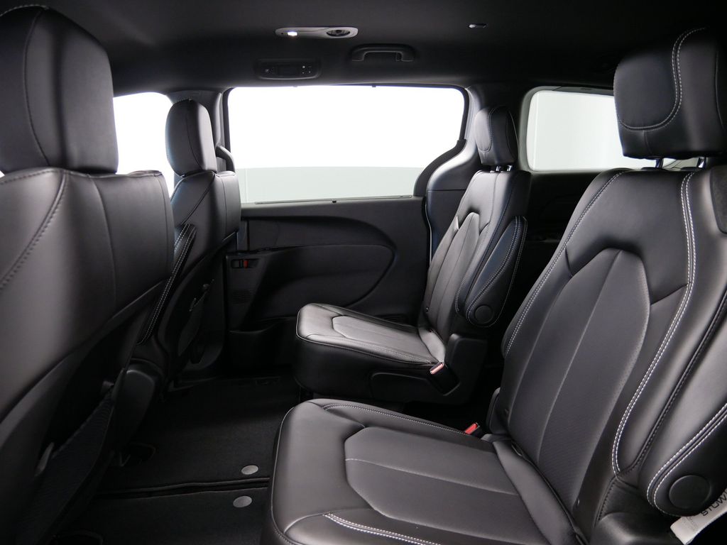 Thumbnail: 2026 Chrysler Voyager - 10
