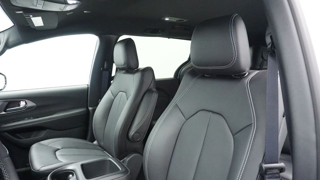 Thumbnail: 2026 Chrysler Voyager - 10