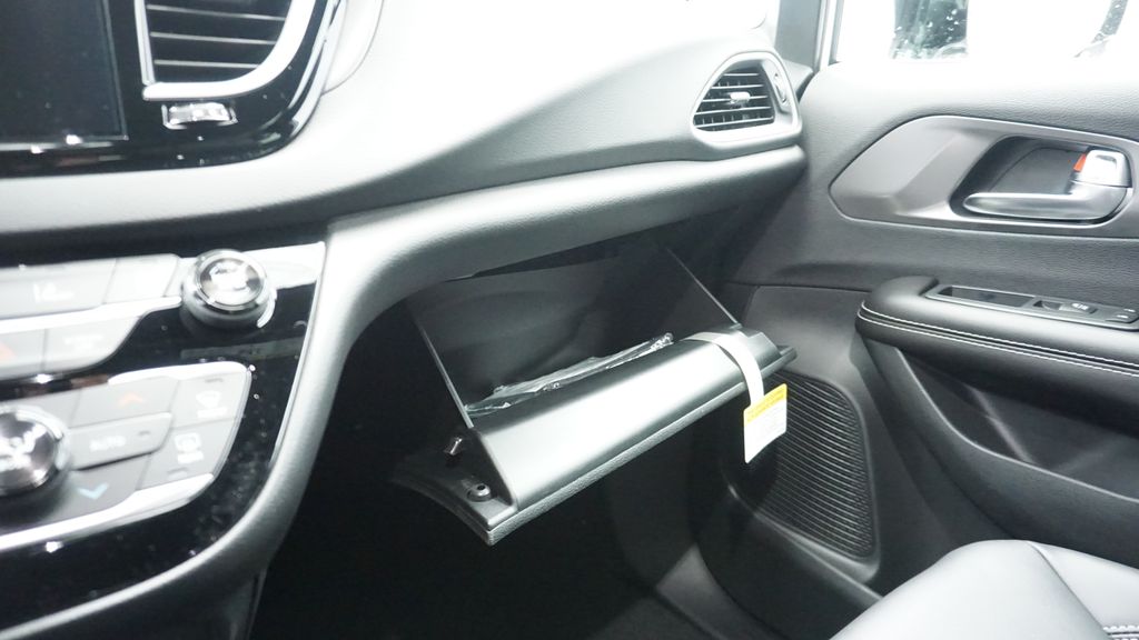 Thumbnail: 2026 Chrysler Voyager - 33