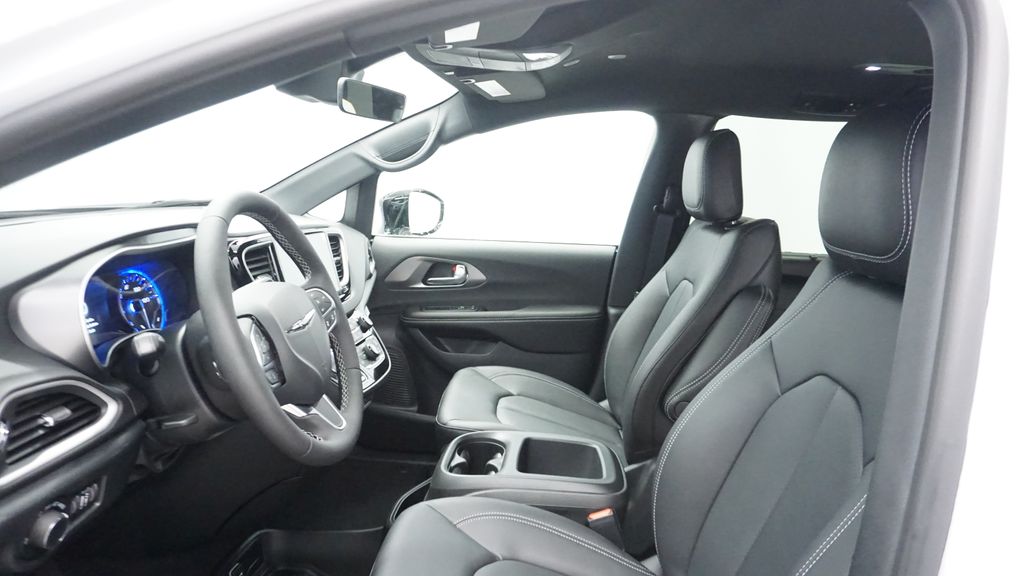 Thumbnail: 2026 Chrysler Voyager - 9