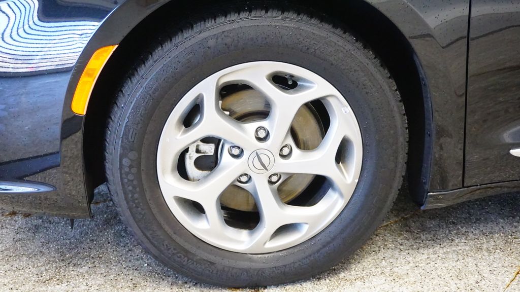 Thumbnail: 2023 Chrysler Pacifica - 8