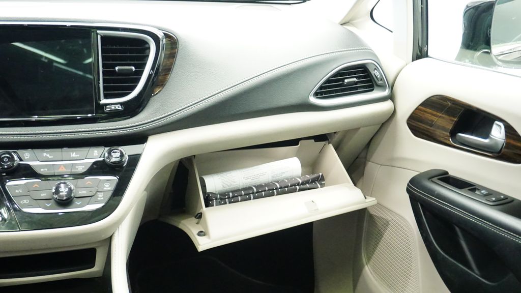 Thumbnail: 2023 Chrysler Pacifica - 22