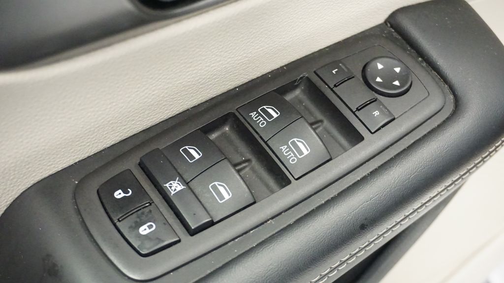 Thumbnail: 2024 Chrysler Pacifica - 28