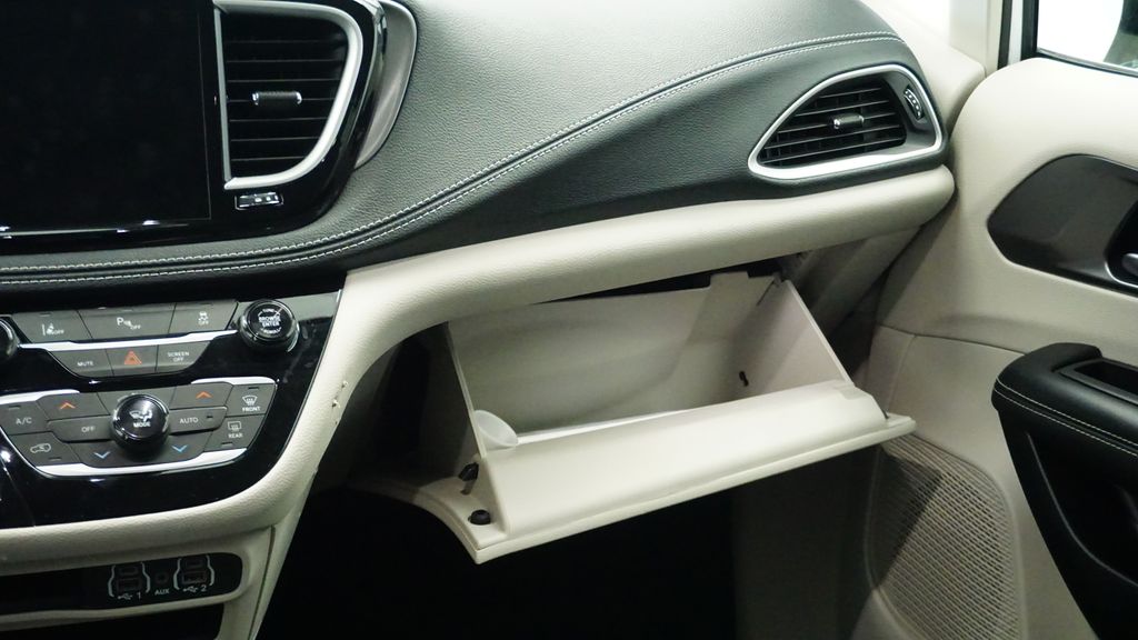 Thumbnail: 2024 Chrysler Pacifica - 27