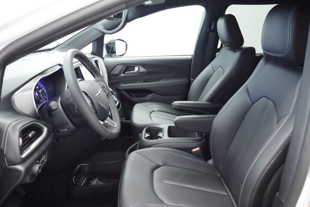 Thumbnail: 2026 Chrysler Pacifica - 10