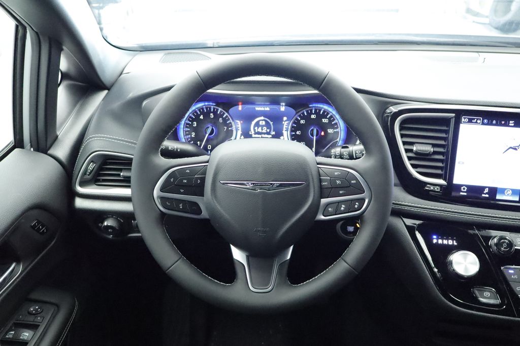 Thumbnail: 2026 Chrysler Pacifica - 9