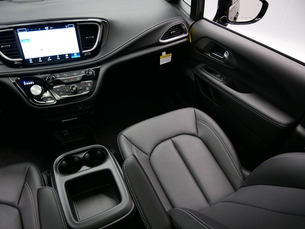 Thumbnail: 2026 Chrysler Pacifica - 13