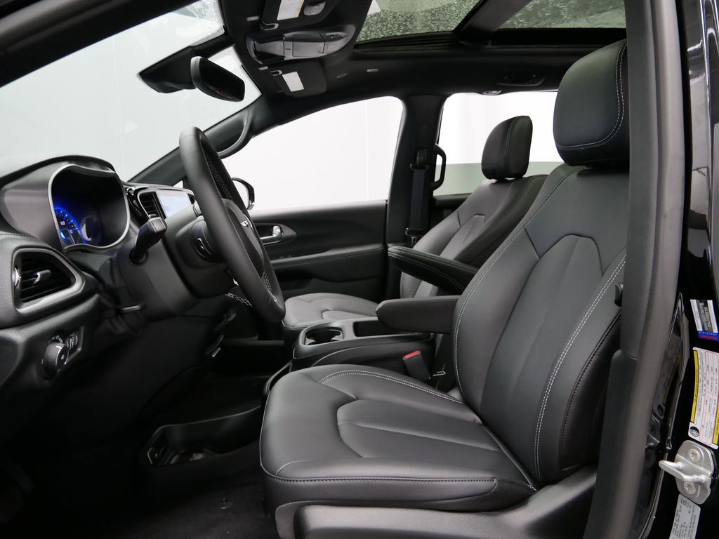 Thumbnail: 2026 Chrysler Pacifica - 9