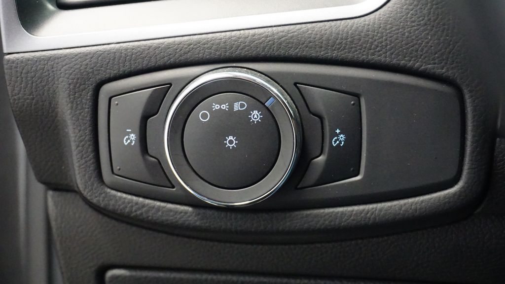 Thumbnail: 2018 Ford Edge - 28