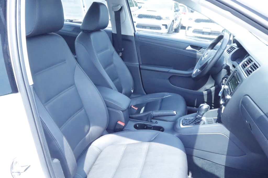 Thumbnail: 2012 Volkswagen Jetta - 9