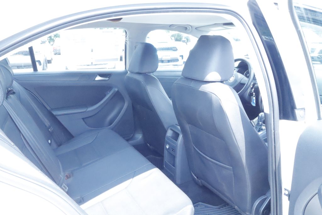 Thumbnail: 2012 Volkswagen Jetta - 10