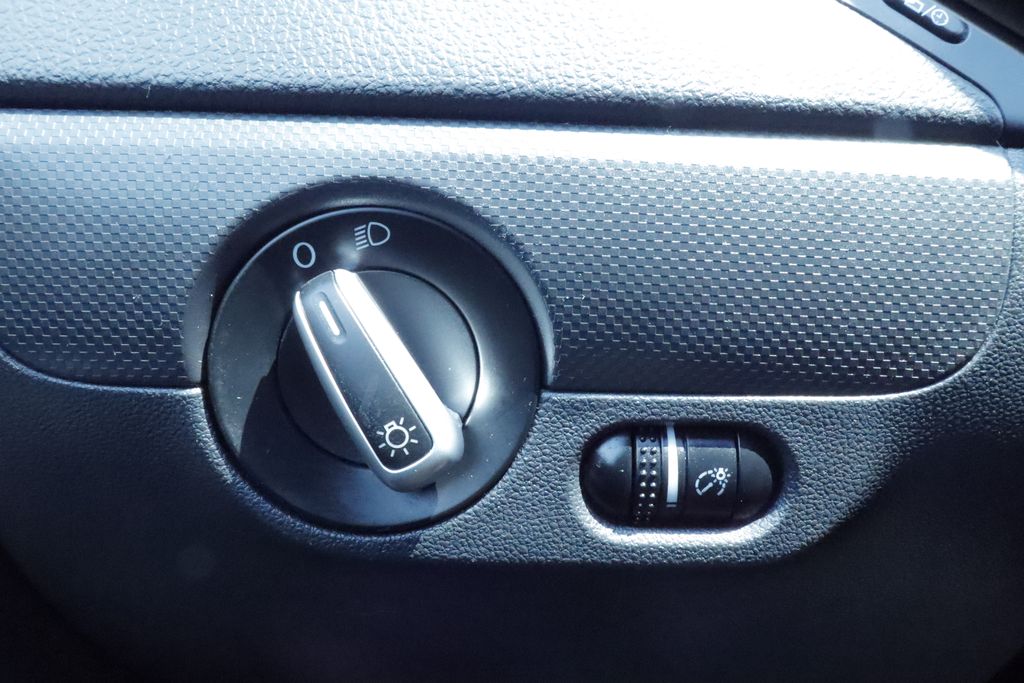 Thumbnail: 2012 Volkswagen Jetta - 24