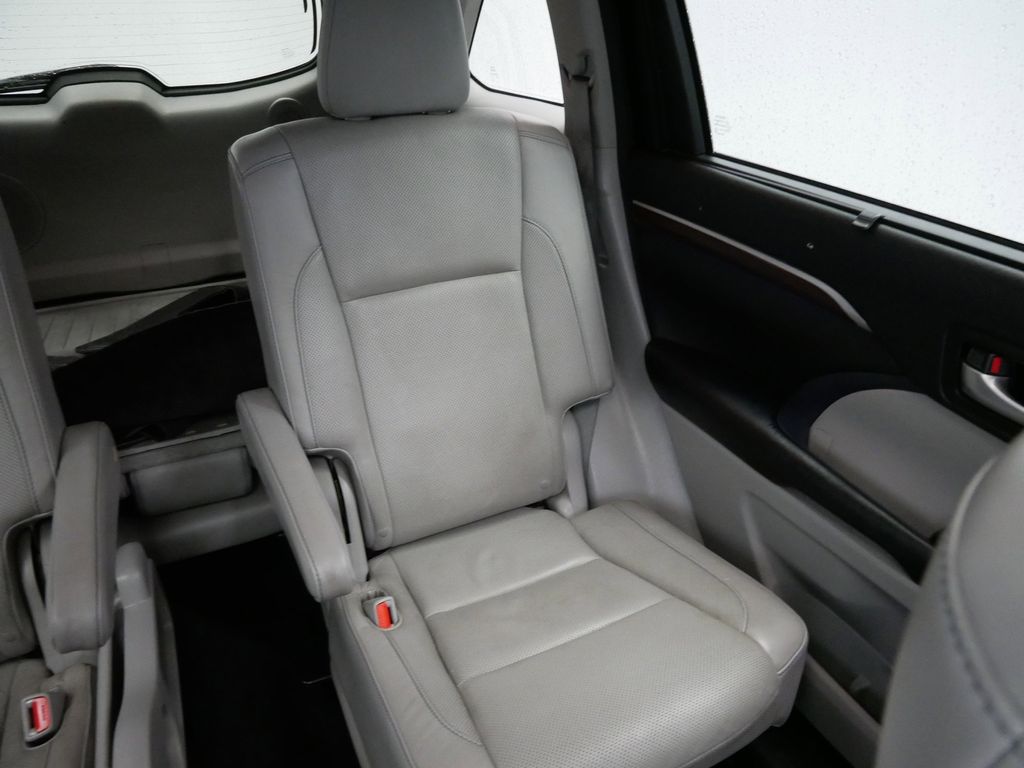 Thumbnail: 2016 Toyota Highlander - 25