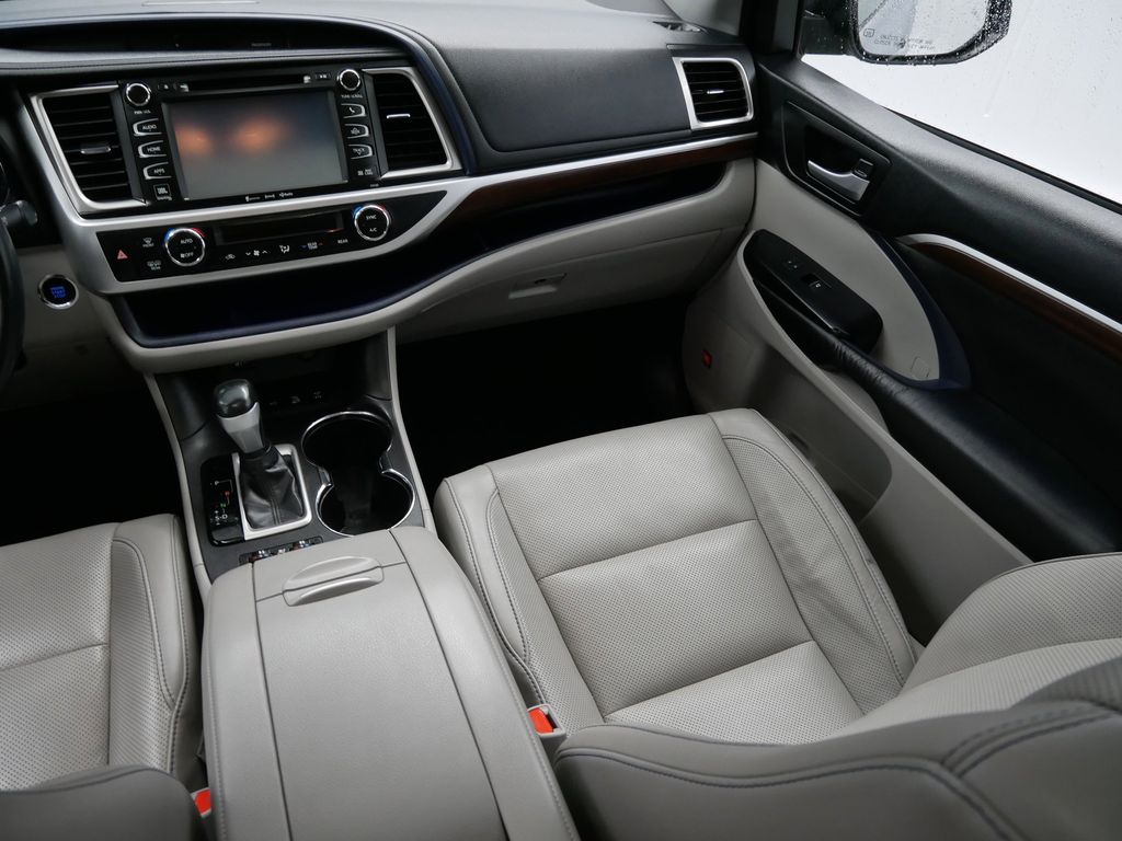 Thumbnail: 2016 Toyota Highlander - 21