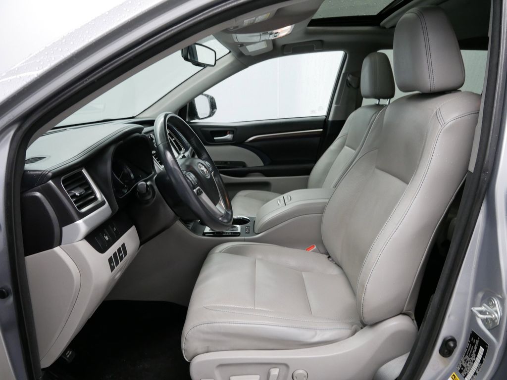 Thumbnail: 2016 Toyota Highlander - 8
