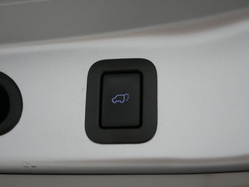 Thumbnail: 2016 Toyota Highlander - 20