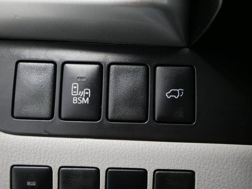 Thumbnail: 2016 Toyota Highlander - 29