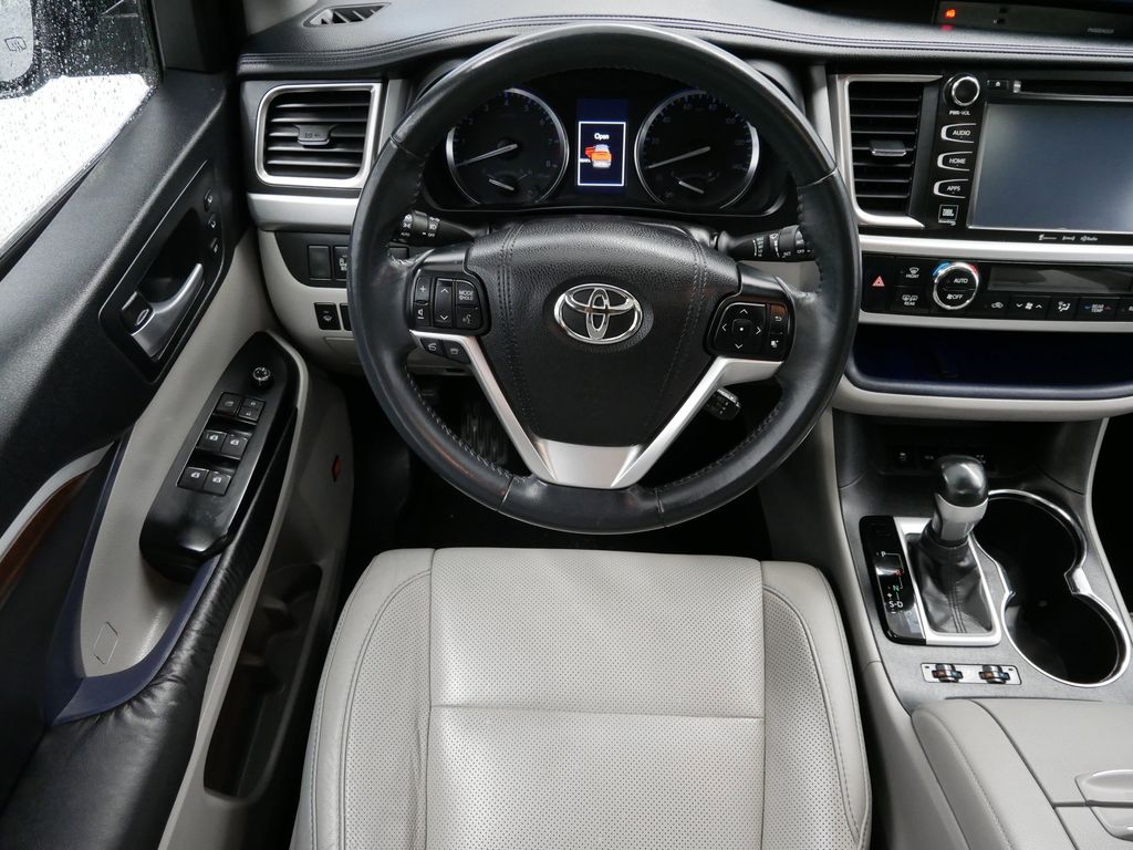 Thumbnail: 2016 Toyota Highlander - 7