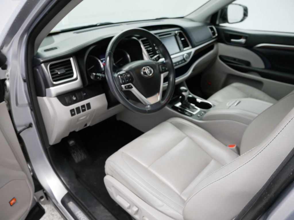 Thumbnail: 2016 Toyota Highlander - 2