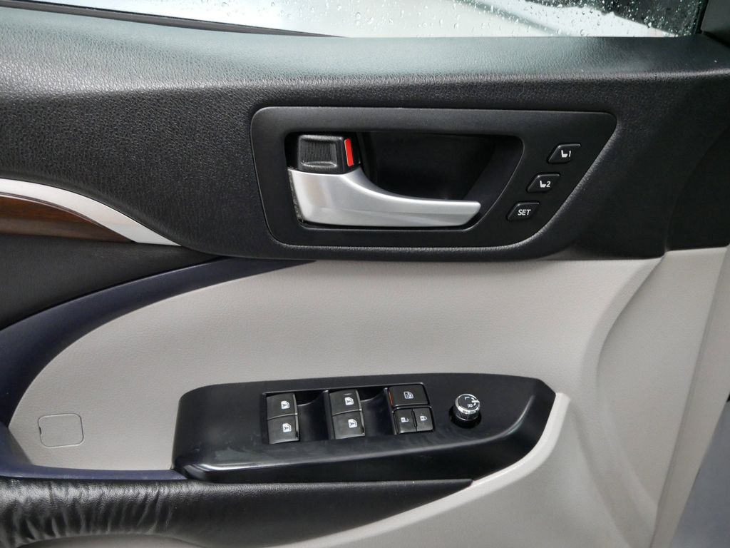 Thumbnail: 2016 Toyota Highlander - 27