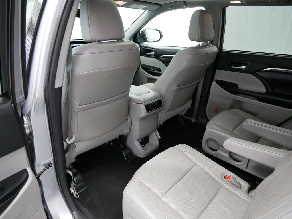 Thumbnail: 2016 Toyota Highlander - 10