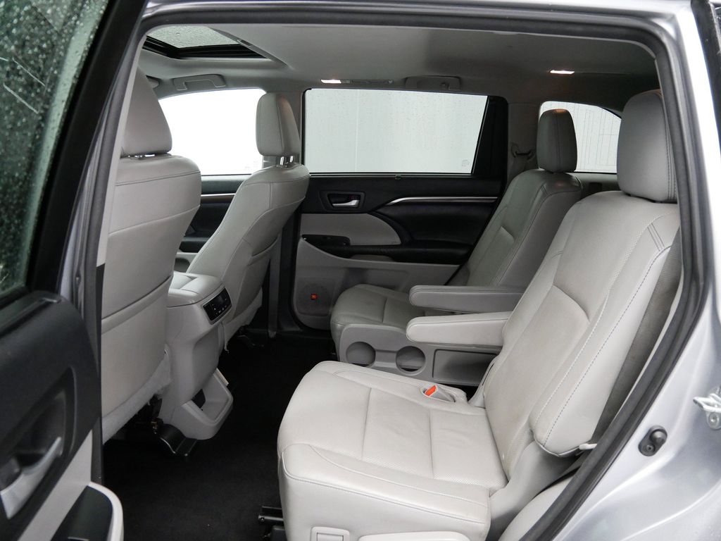 Thumbnail: 2016 Toyota Highlander - 18