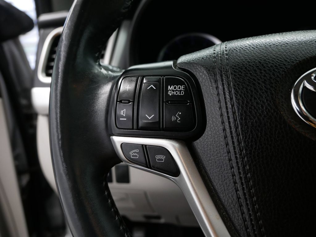 Thumbnail: 2016 Toyota Highlander - 30