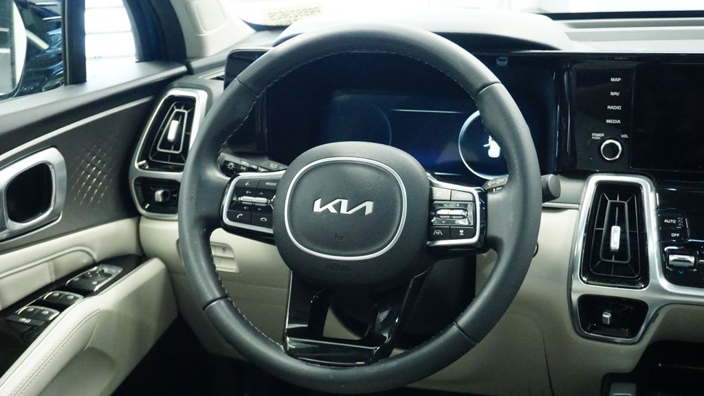 Thumbnail: 2023 Kia Sorento - 9