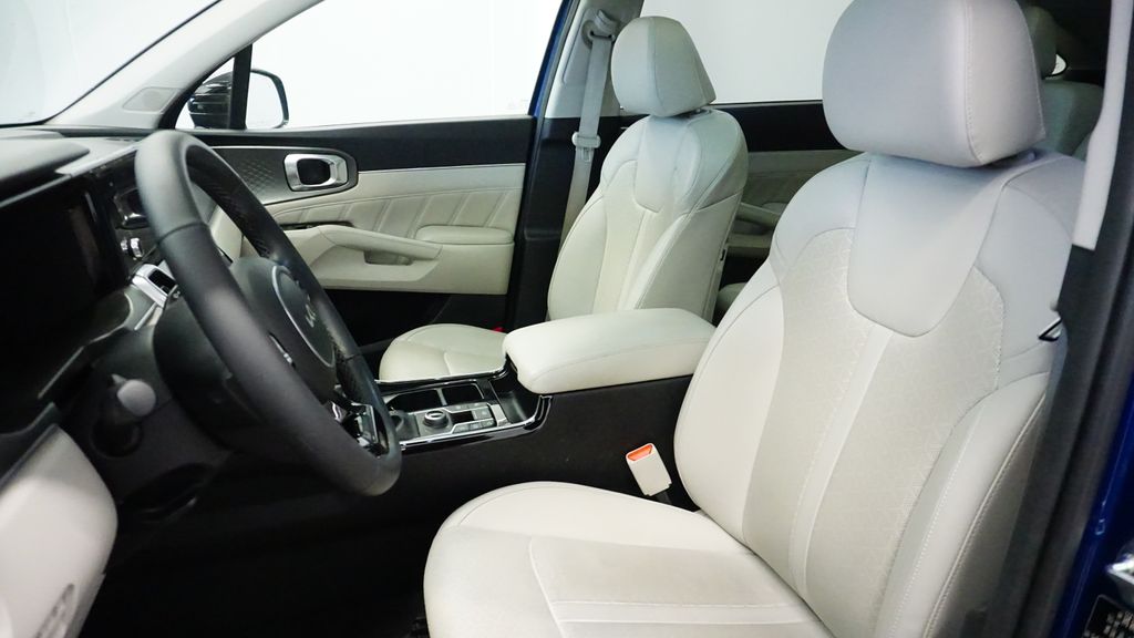 Thumbnail: 2023 Kia Sorento - 10