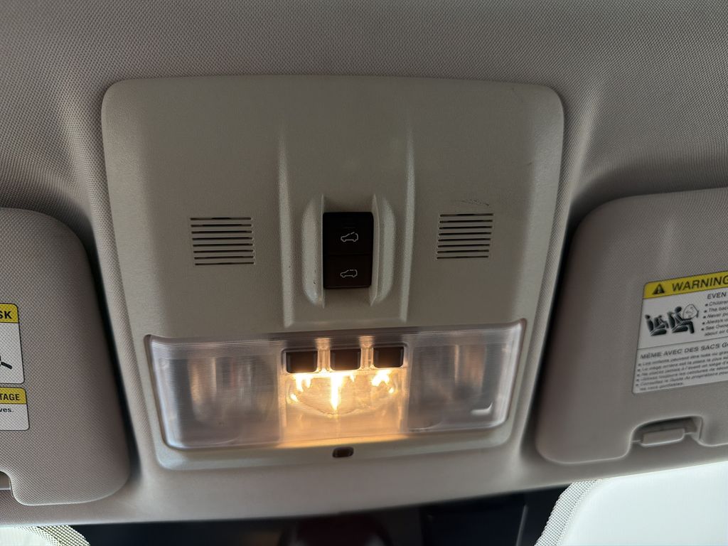 Thumbnail: 2015 Land Rover LR4 - 28