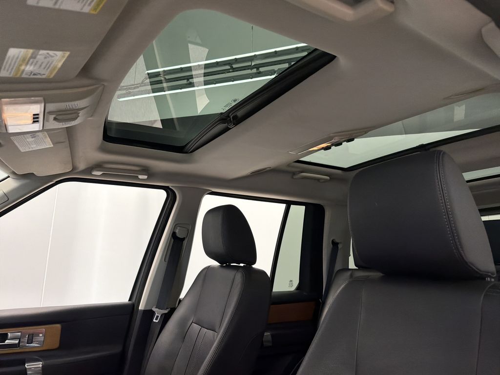 Thumbnail: 2015 Land Rover LR4 - 29