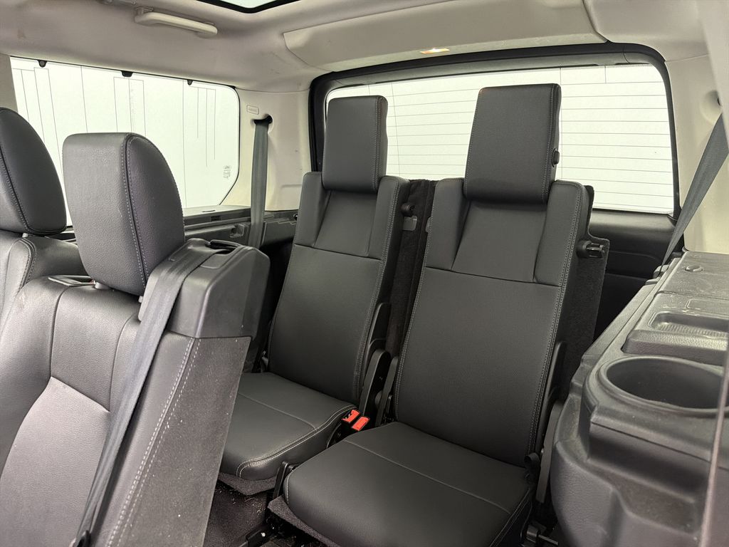 Thumbnail: 2015 Land Rover LR4 - 32